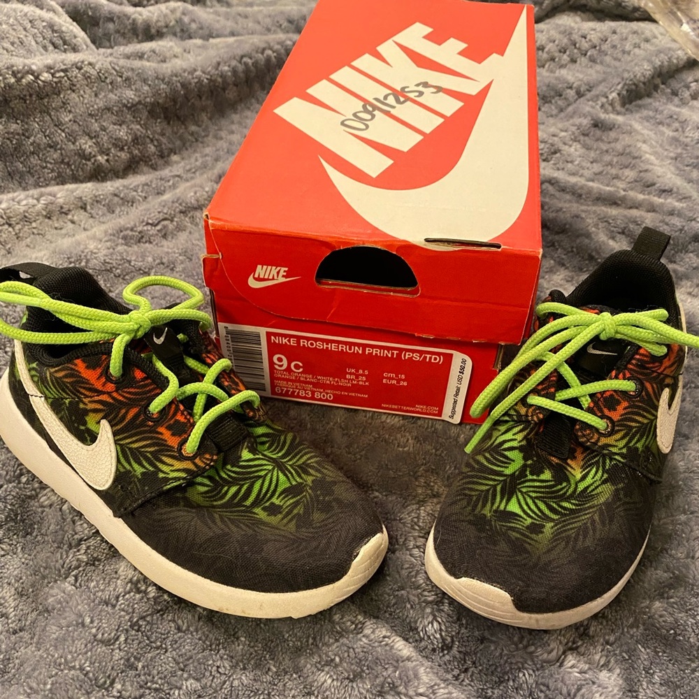 EC Nike boys sz9c tropical print Rosherun